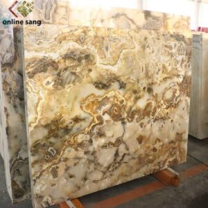 Иранский мраморный слэб Golden Cloudy Sholog кремового цвета